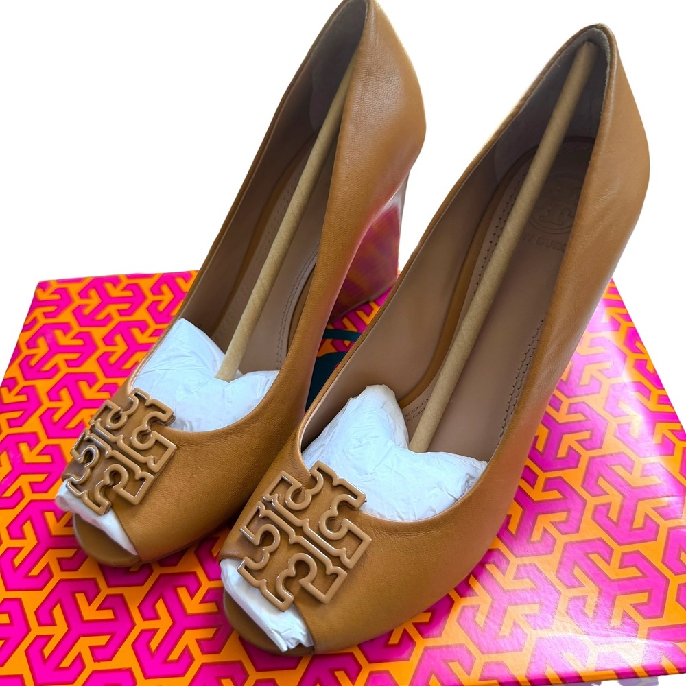 Tory Burch Melinda Open Toe Wedge Blond Tan Leather Logo Pump 6 - Picture 2 of 11